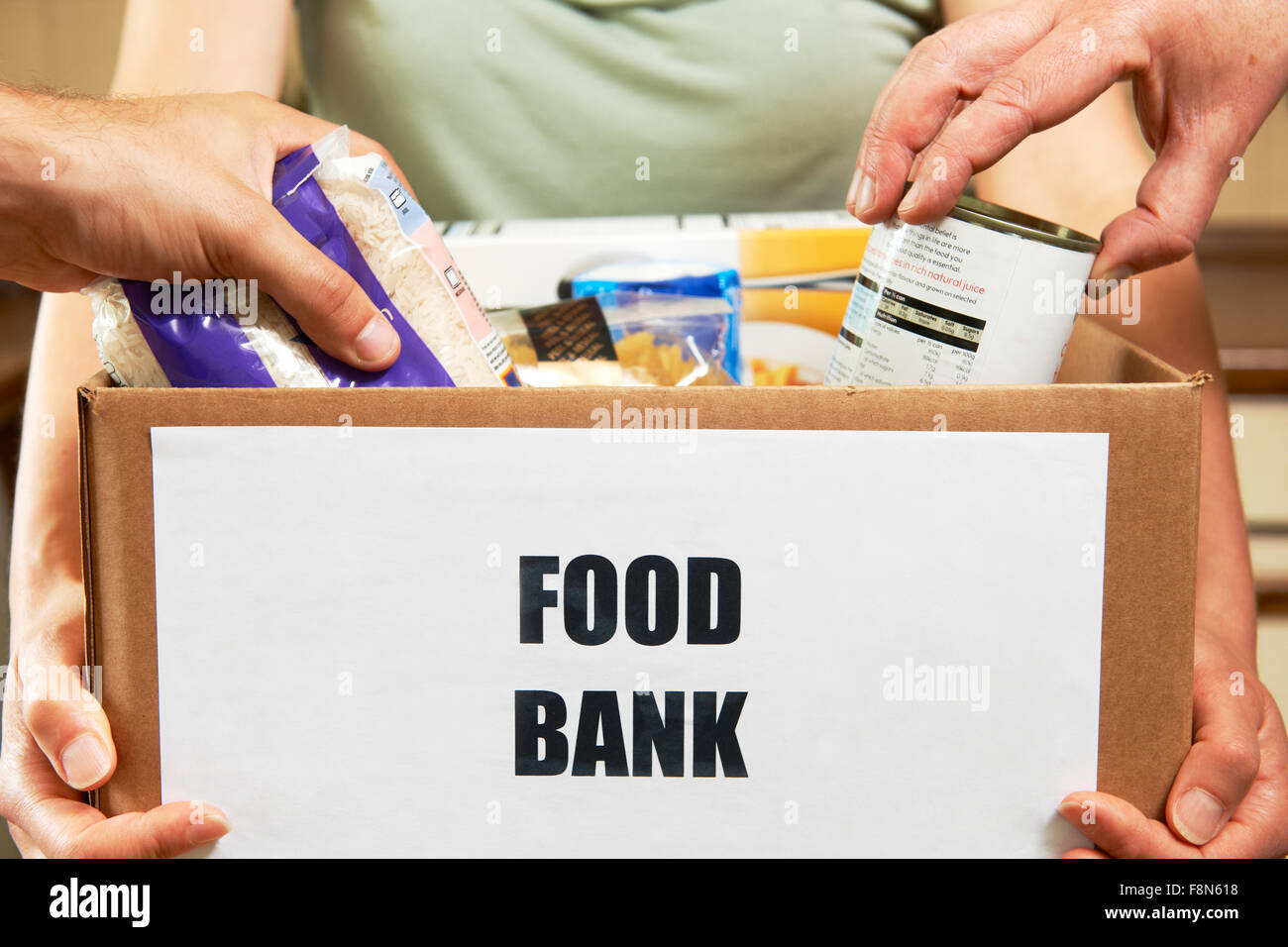 Faire des dons à une banque alimentaire Banque D'Images