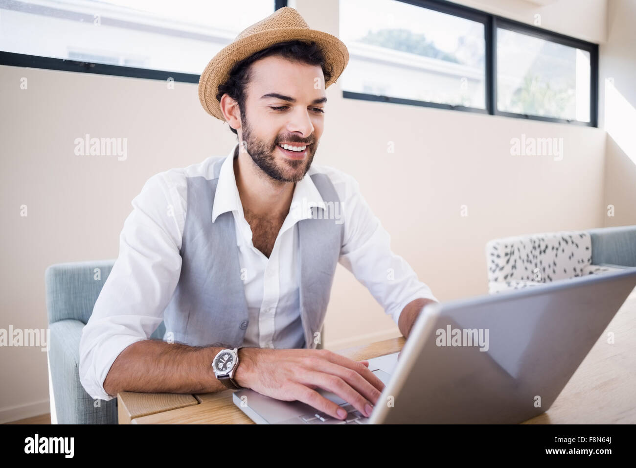 Smiling man using laptop Banque D'Images