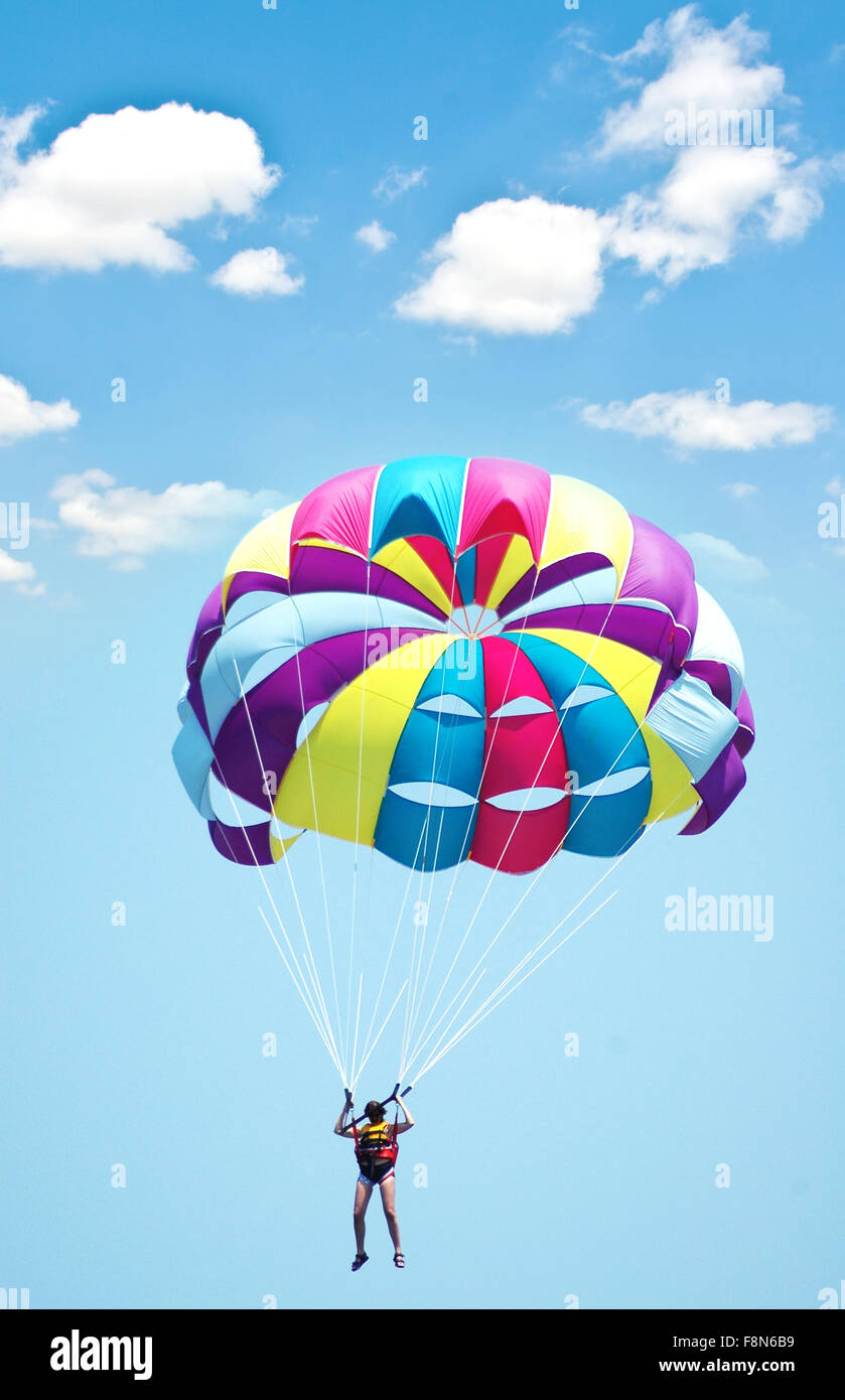 Parachute multicolores sur le ciel bleu Banque D'Images