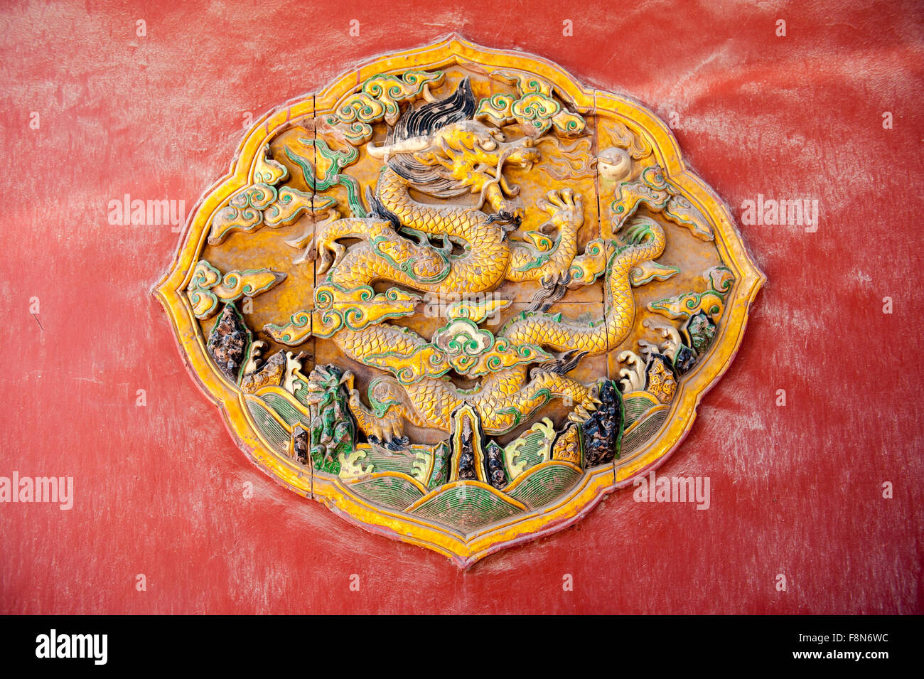 Sculpture en bois du mythique dragon sur le mur rouge Banque D'Images