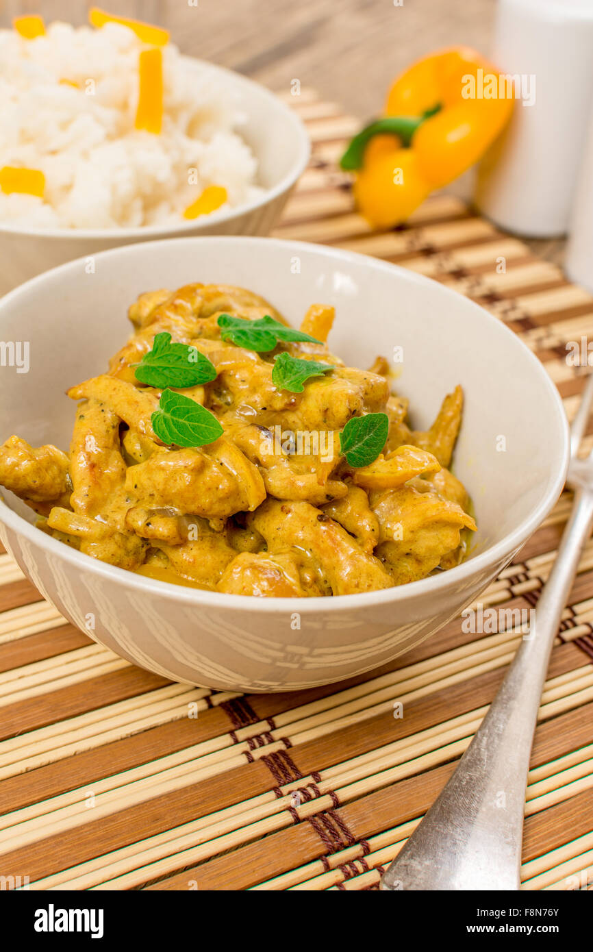 Une cuisine traditionnelle de l'Inde poulet au curry avec du riz Banque D'Images