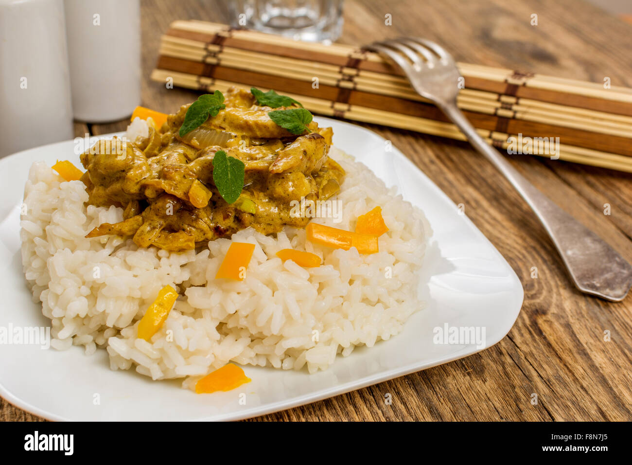Une cuisine traditionnelle de l'Inde poulet au curry avec du riz Banque D'Images