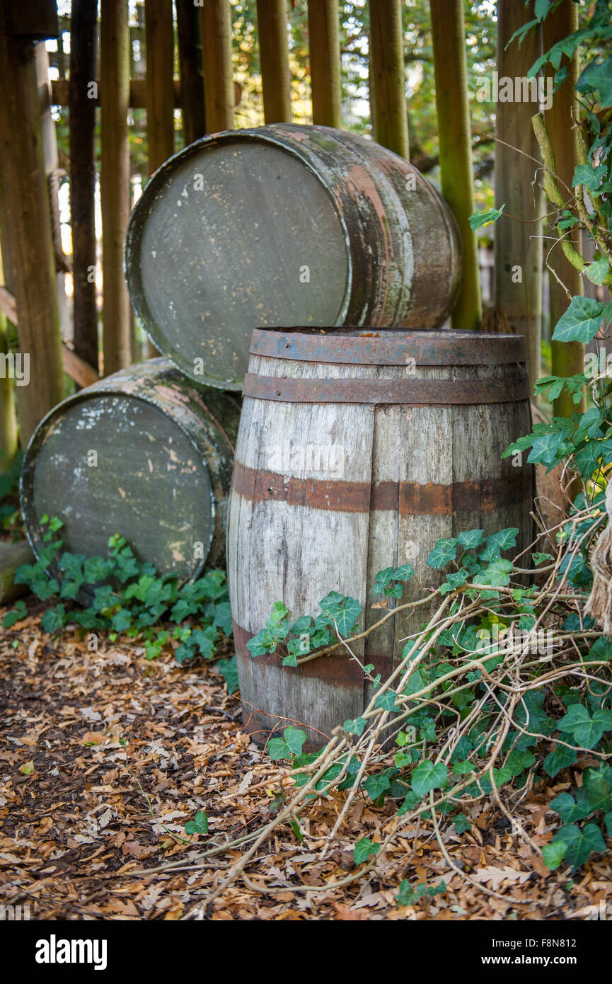 Une pile de vieux barils de stockage en bois vintage Banque D'Images