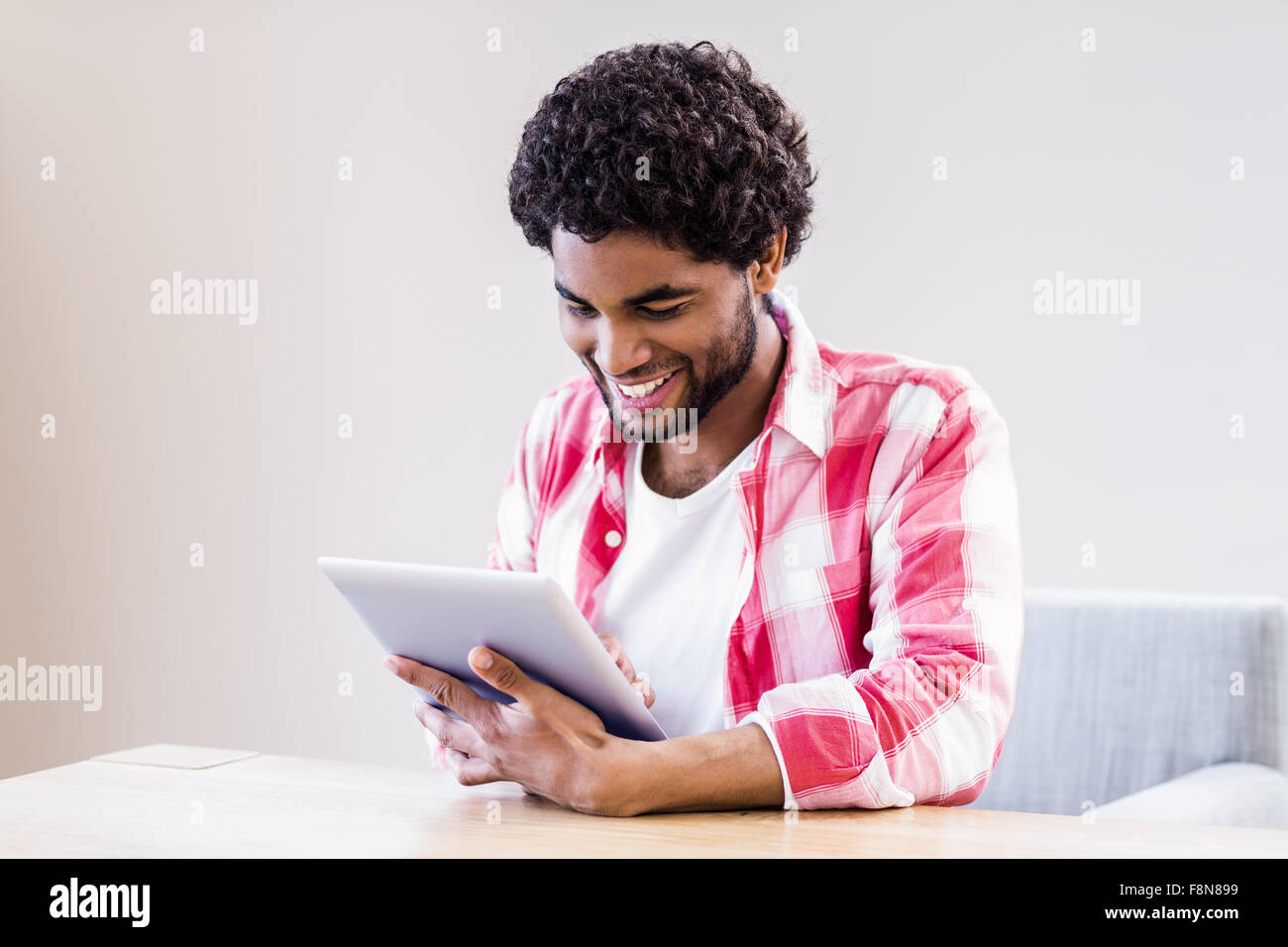 Smiling man using tablet Banque D'Images