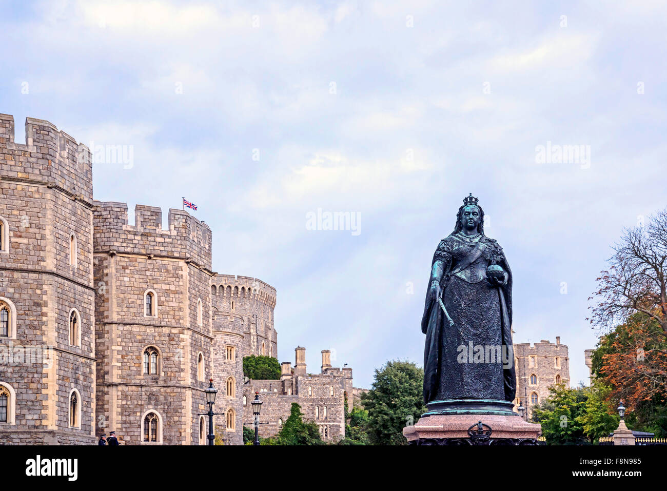 Statue de la reine Victoria en face du château de Windsor Banque D'Images