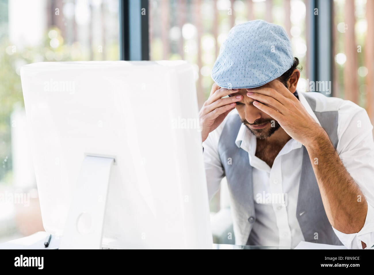 L'homme inquiet avec les mains sur son visage Banque D'Images