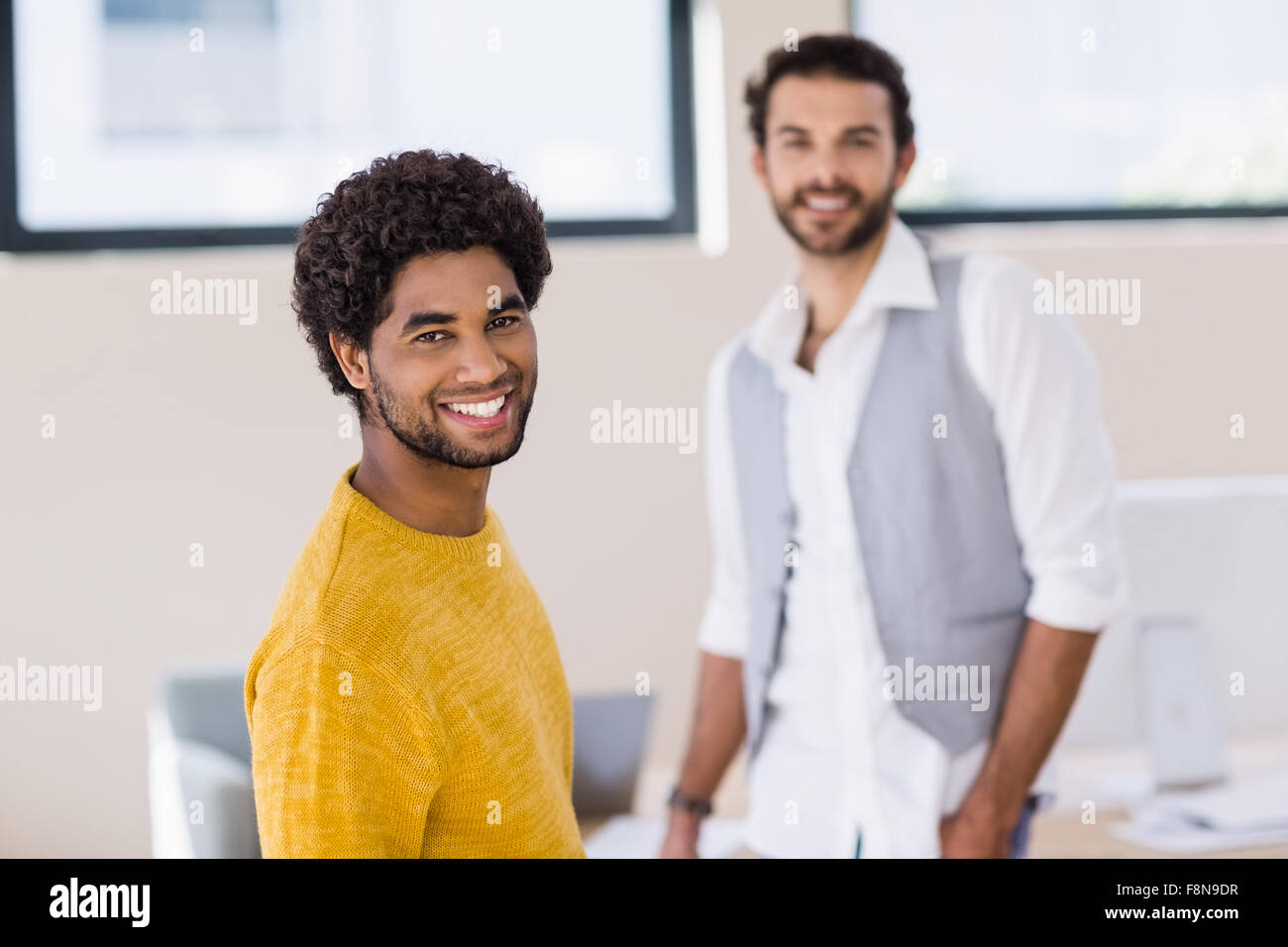 Smiling man with partner en arrière-plan Banque D'Images