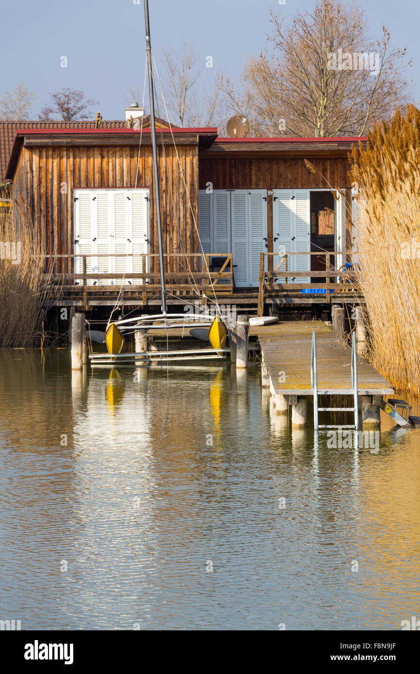 Lake house avec pier et woods Banque D'Images