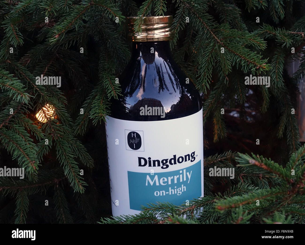 Décoration d'arbre de Noël conçu par l'artiste Damien Hirst après son motif boutique chimistes Banque D'Images