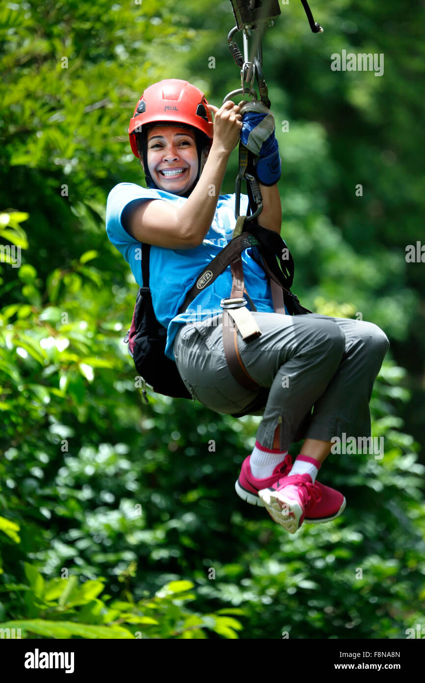 Femme sur la tyrolienne, Ecoquest Adventures & Tours, Hacienda Campo Rico, Carolina, Puerto Rico Banque D'Images