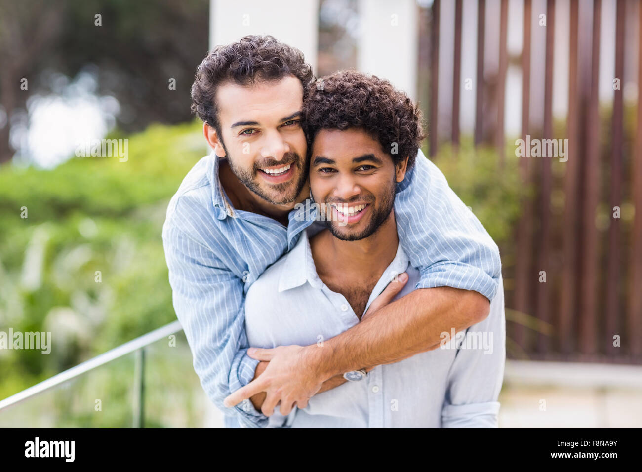 Portrait of gay couple hugging Banque D'Images