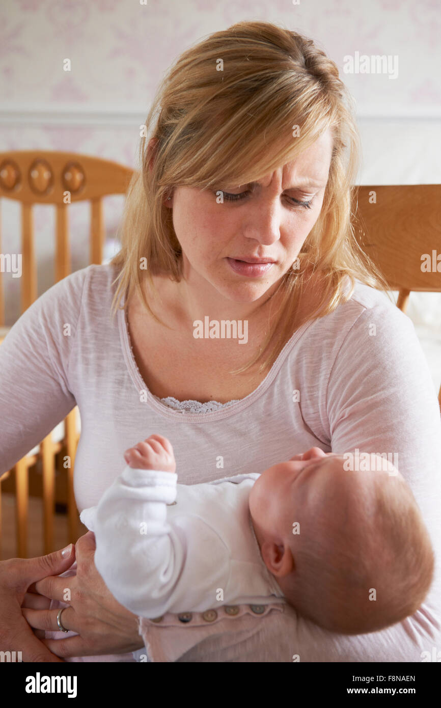 Mère frustrée souffrant de dépression post-natale Banque D'Images