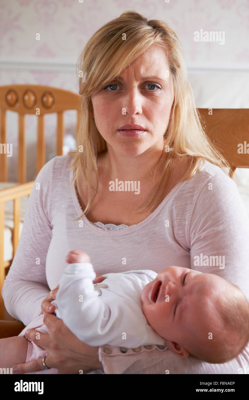 Mère frustrée souffrant de dépression post-natale Banque D'Images