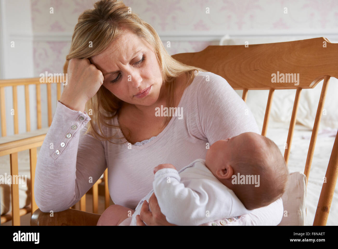 Mère frustrée souffrant de dépression post-natale Banque D'Images