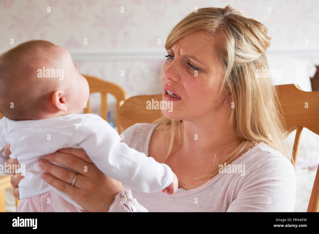 Mère frustrée souffrant de dépression post-natale Banque D'Images