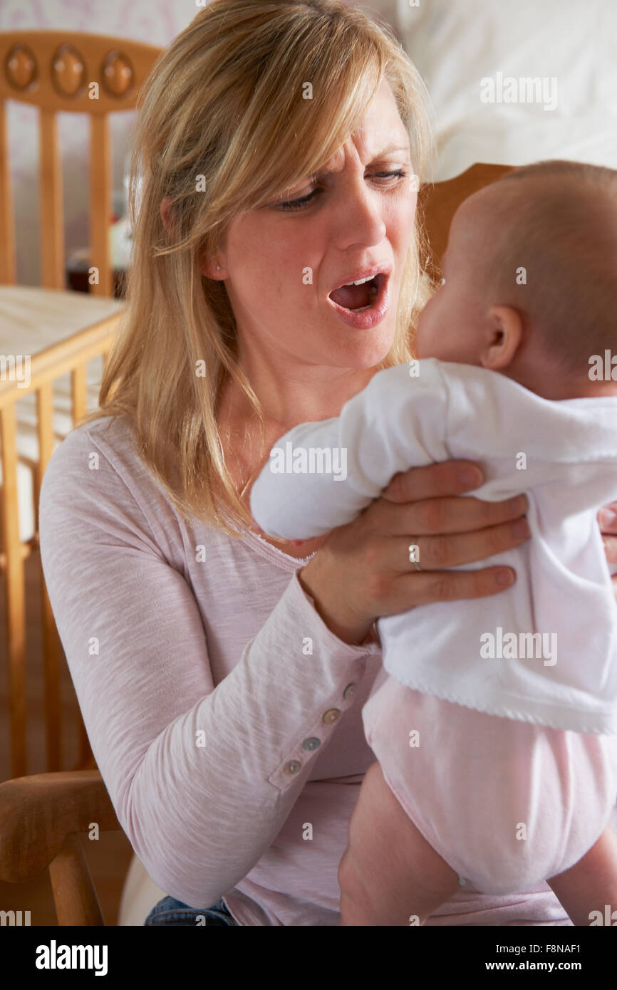 Mère frustrée souffrant de dépression post-natale Banque D'Images