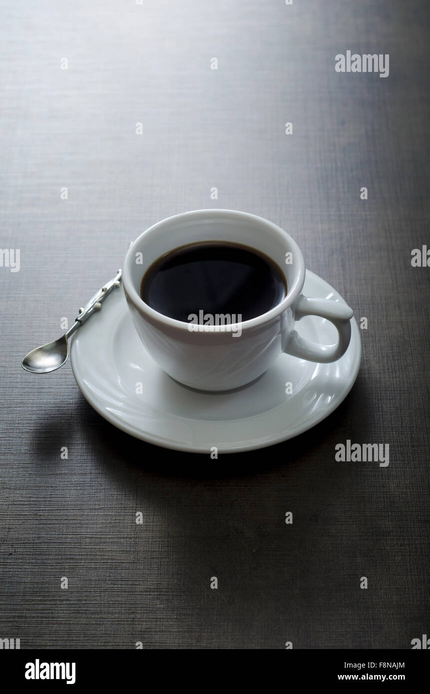 Tasse de café sur la table en bois sombre, Close up Banque D'Images