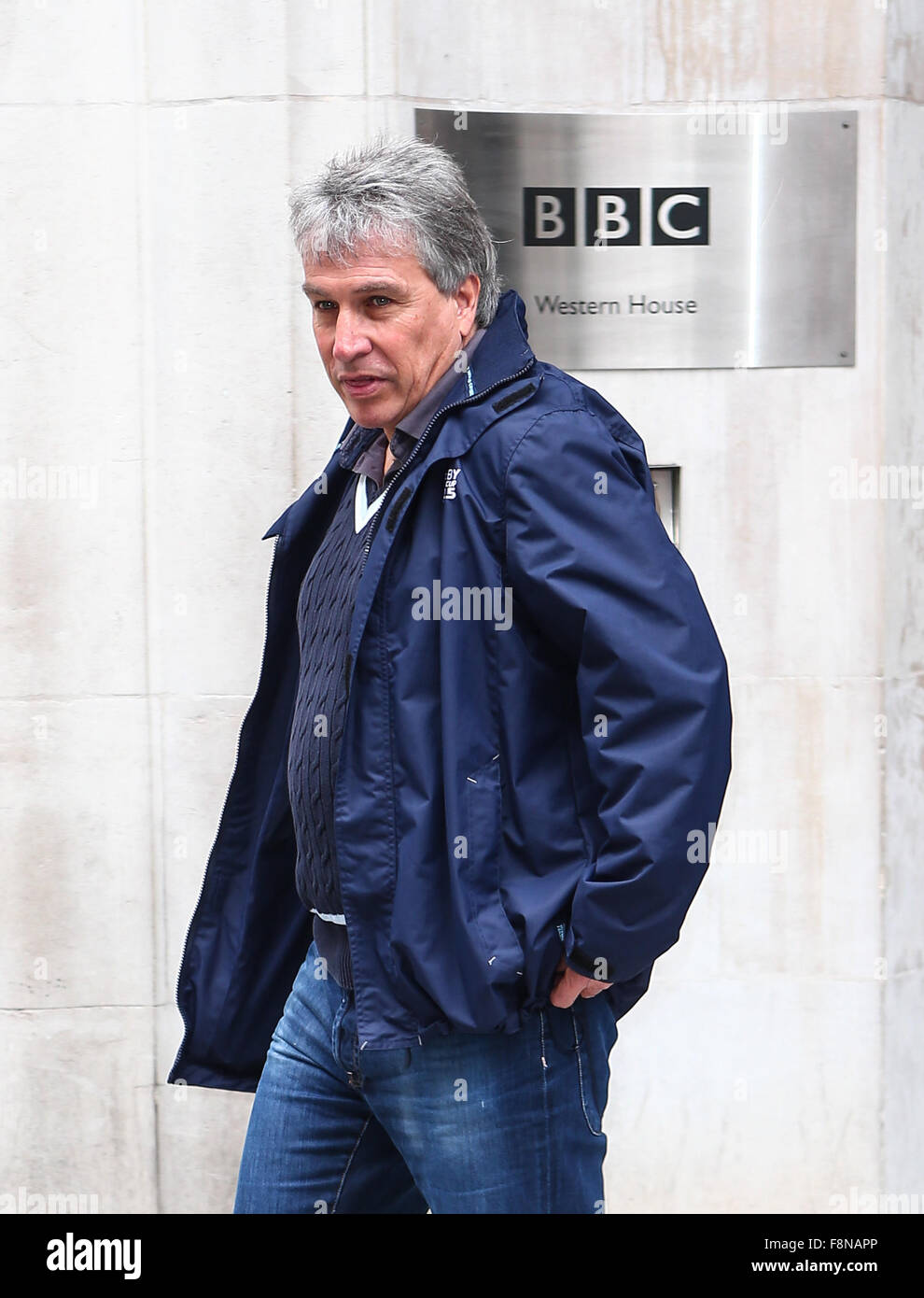 John Inverdale quitte BBC Western House comprend : John Inverdale Où : London, Royaume-Uni Quand : 09 Nov 2015 Banque D'Images