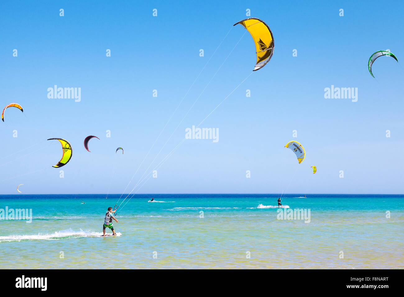 Espagne - Kitesurf à la plage près de Costa Calma, Fuerteventura, Îles Canaries, Espagne Banque D'Images