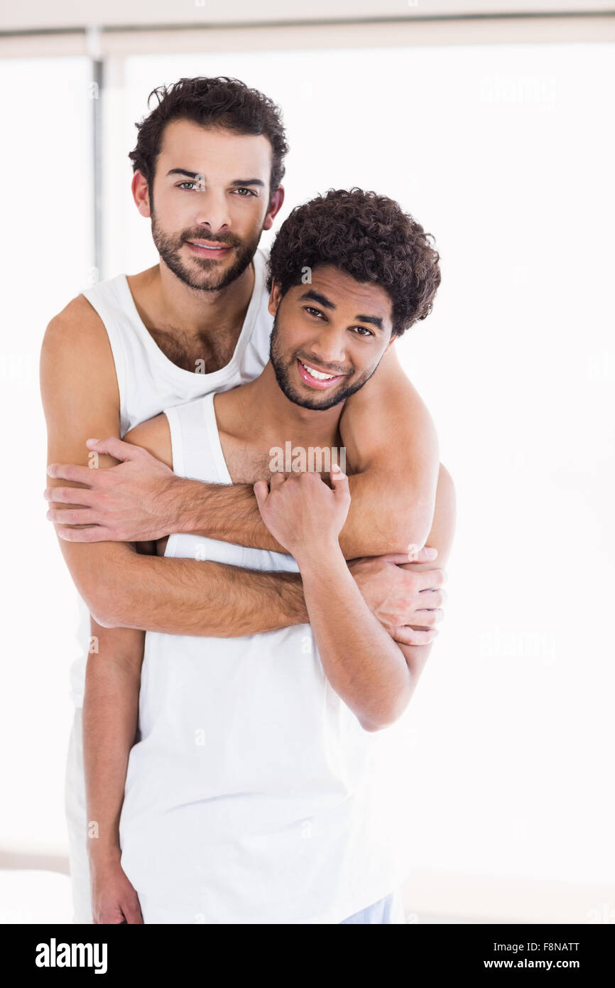 Smiling gay couple hugging Banque D'Images