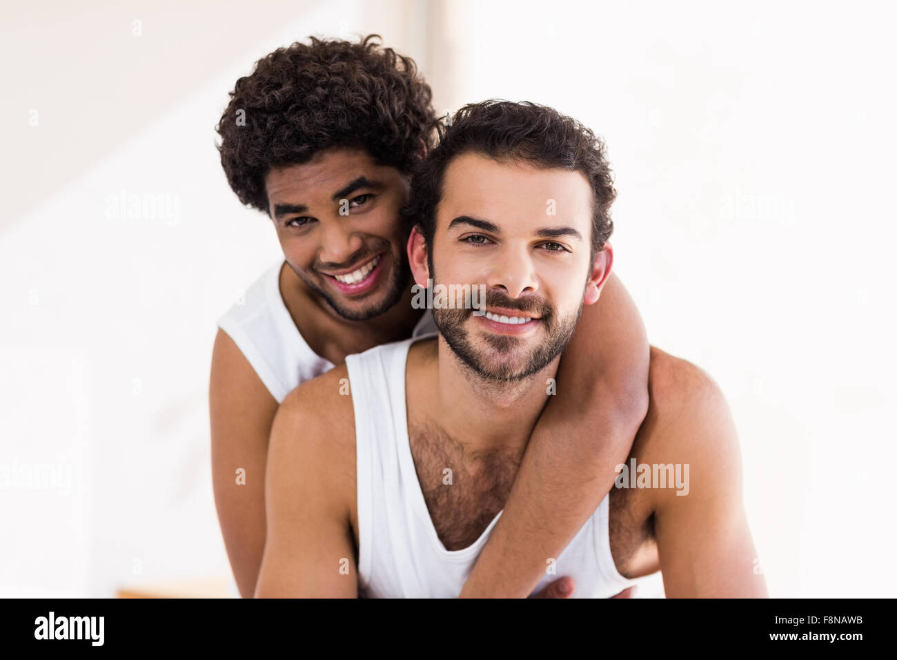 Portrait of happy gay couple hugging Banque D'Images