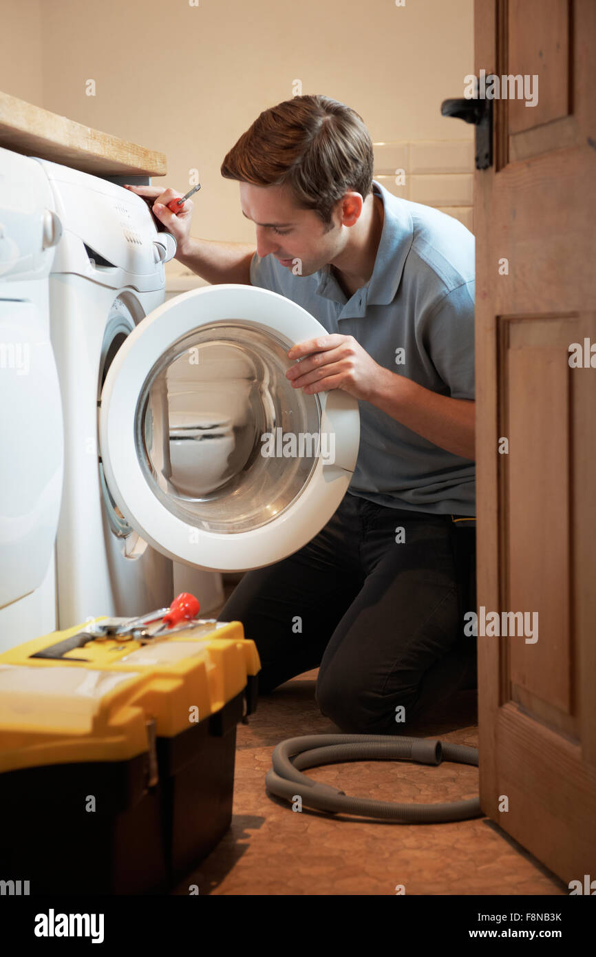 Réparer la machine à laver domestique ingénieur Banque D'Images