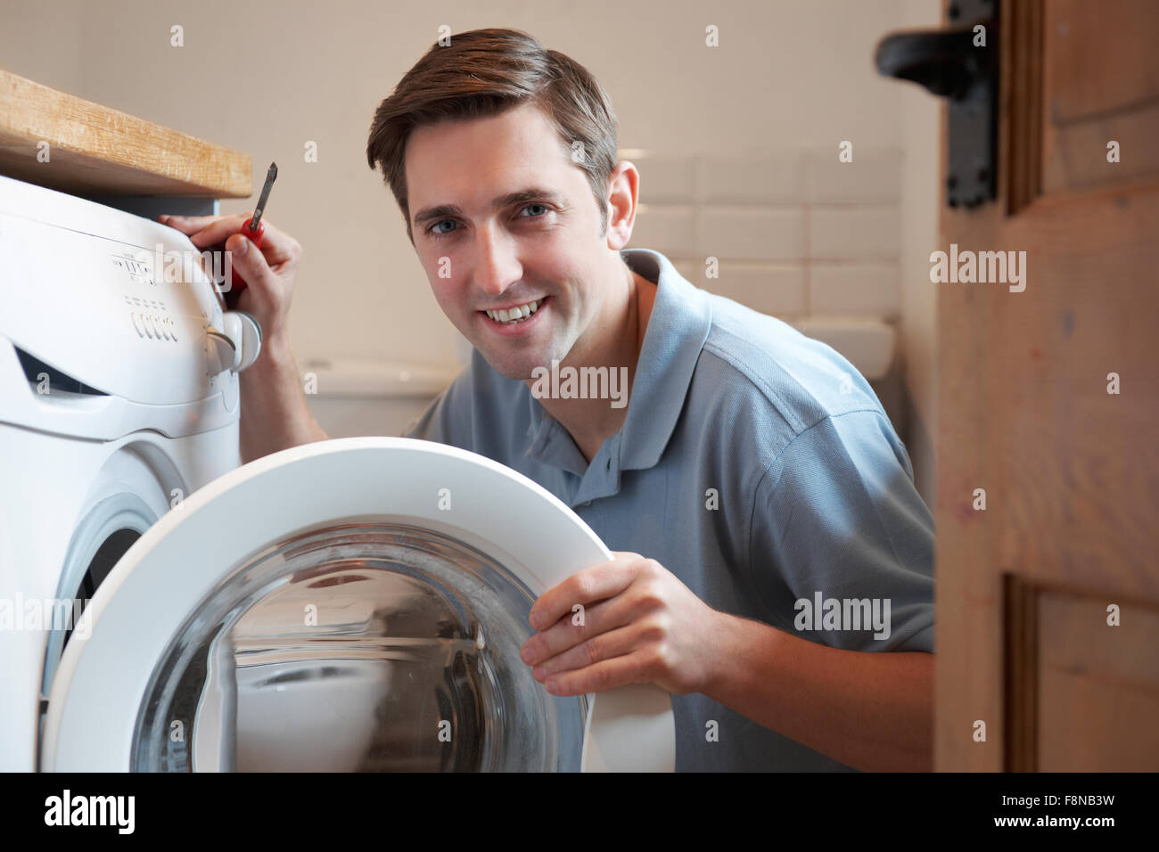 Réparer la machine à laver domestique ingénieur Banque D'Images