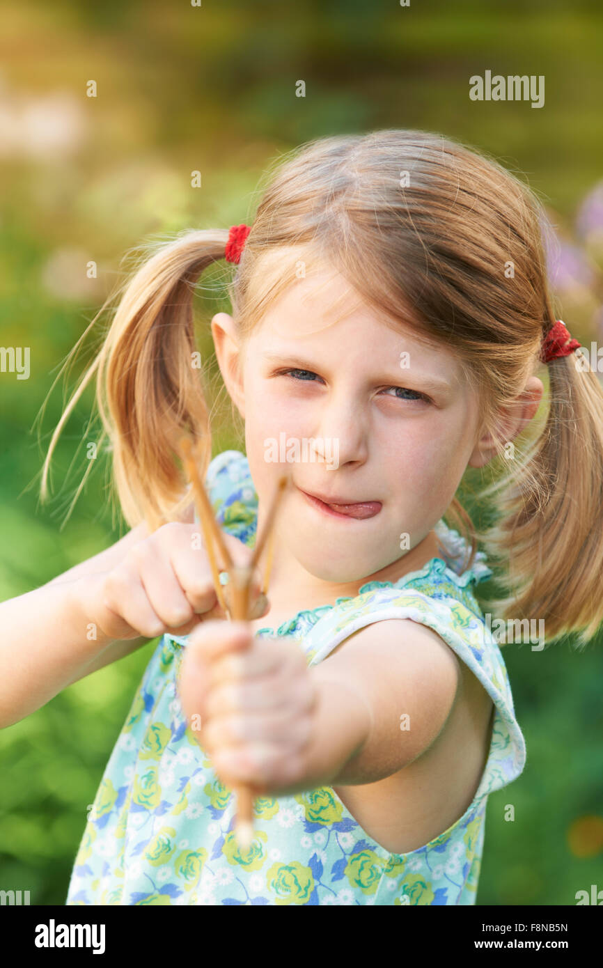 Fille de Slingshot visant Banque D'Images