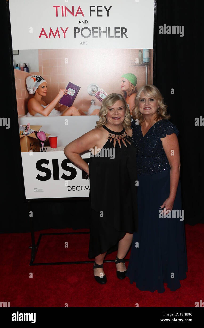 Auteur PAULA Pell (L) et sa sœur Patti DeLaCruz assister à la premiere de 'Sisters' au Ziegfeld Theatre Le 8 décembre 2015. Banque D'Images