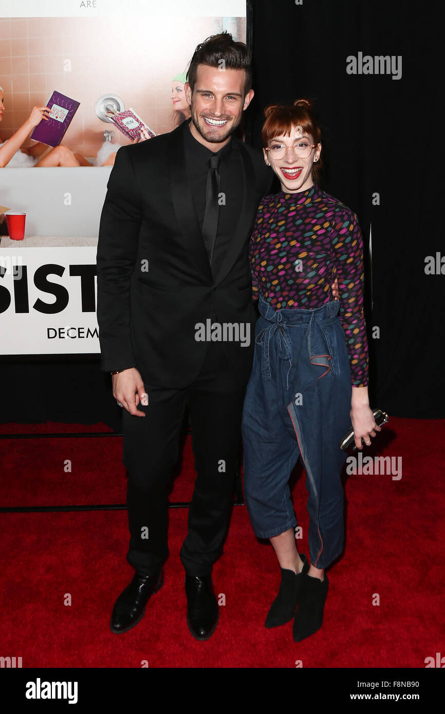 Acteur Nico Tortorella (L) et l'invité assiste à la première de 'Sisters' au Ziegfeld Theatre Le 8 décembre 2015. Banque D'Images