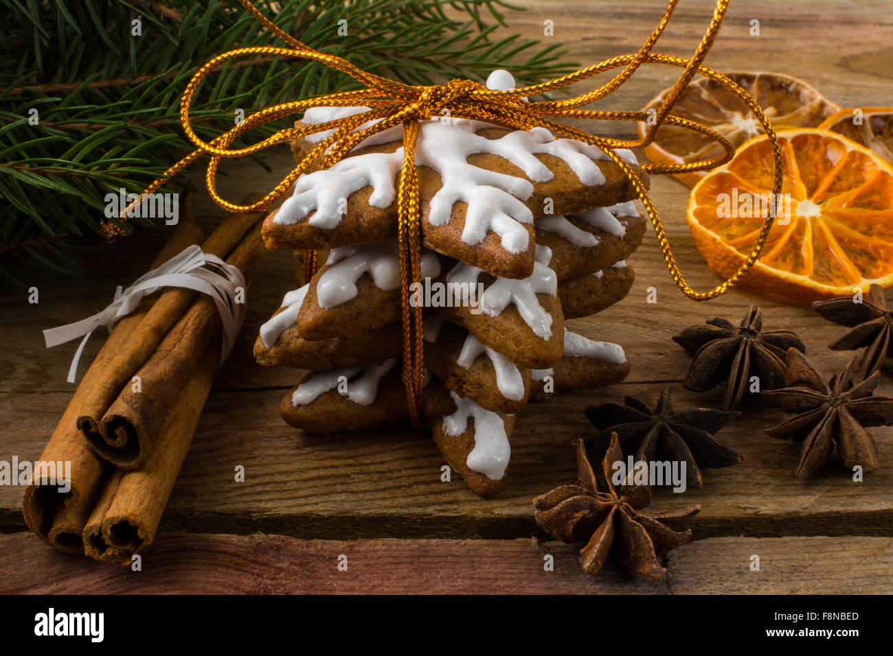 Cadeau de Noël d'épice, glace cookies, cannelle, anis, fruits et branches de sapin sur un fond de bois, Close up Banque D'Images