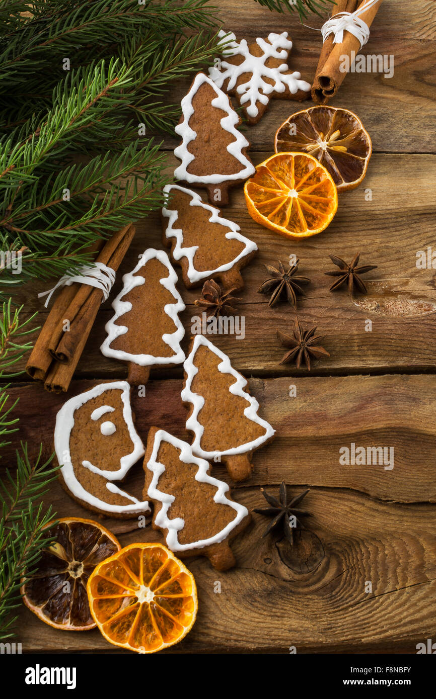 Cadeau de Noël d'épice, glace flocon de neige, sapin et crescent cookies à la cannelle, l'anis, fruits, branches d'un sapin Banque D'Images