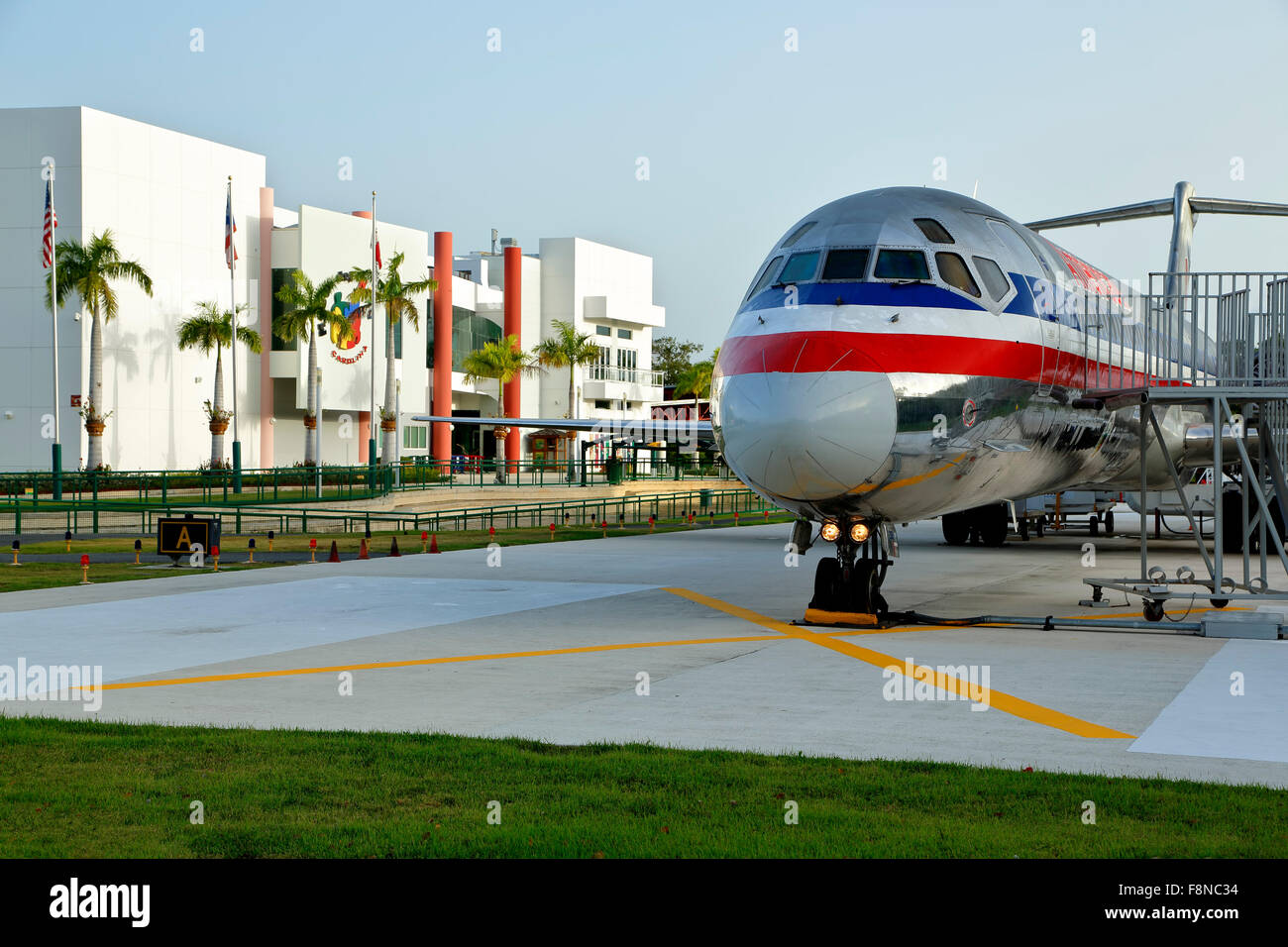 American Airlines McDonnel Douglas MD-82 jet et Museo del Niño (Children's Museum) Carolina, Puerto Rico Banque D'Images