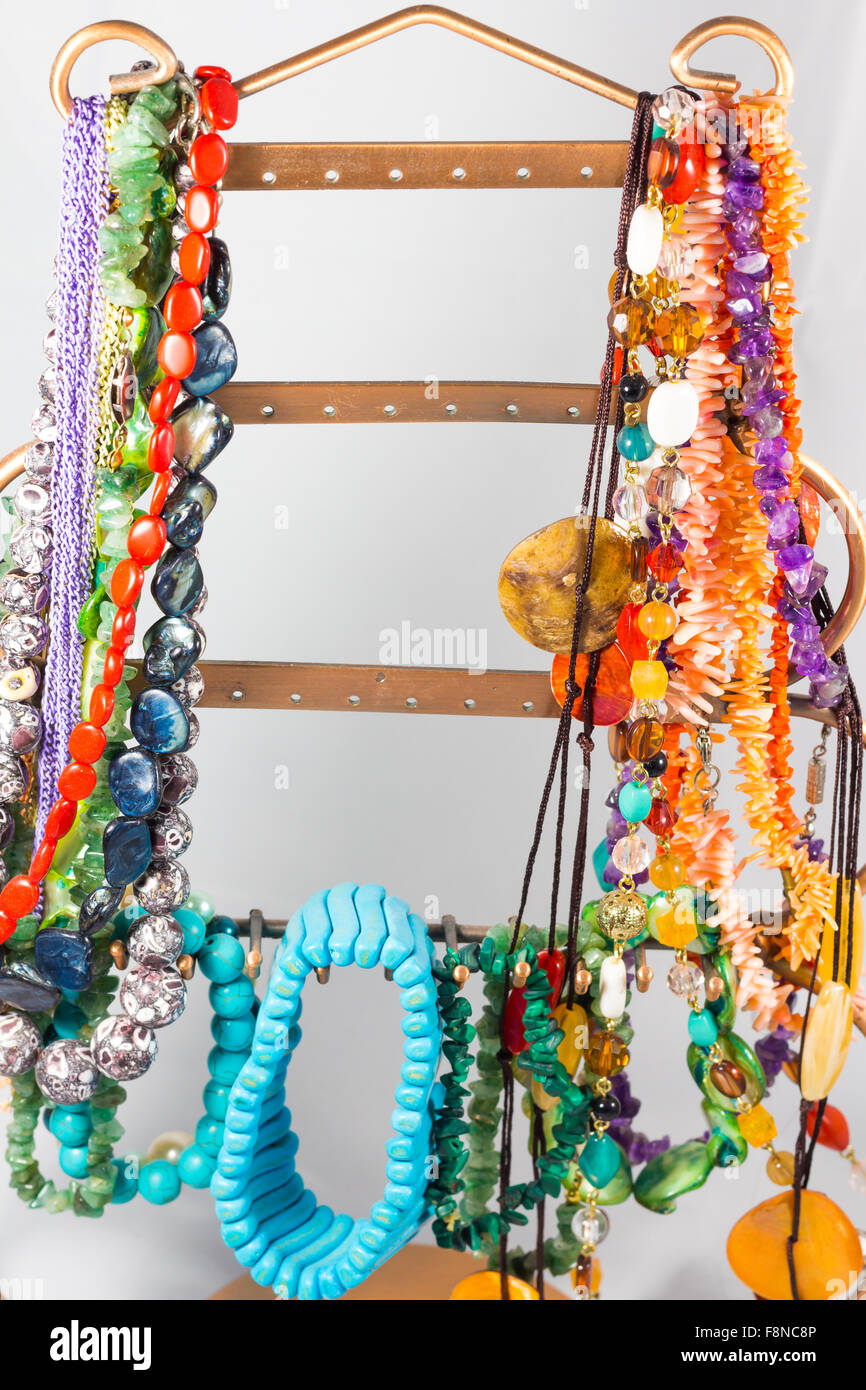 Stand de décoration avec des bijoux et bijouterie Banque D'Images