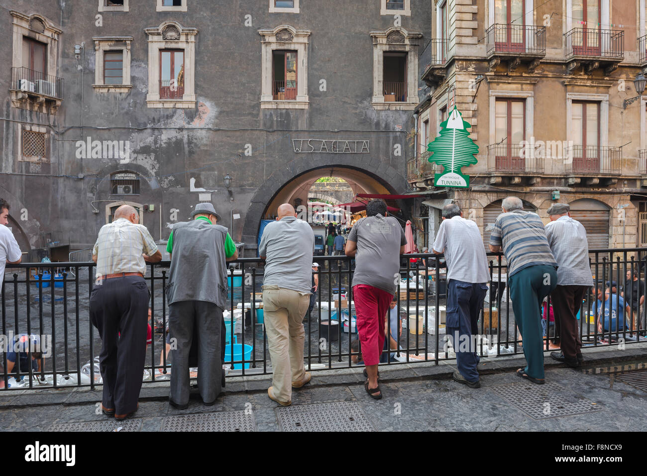 Sicile hommes, vue arrière des hommes seniors siciliens regardant vers le bas sur le marché de poissons Sant' Agata (Mercato della Pescheria) à Catane. Banque D'Images
