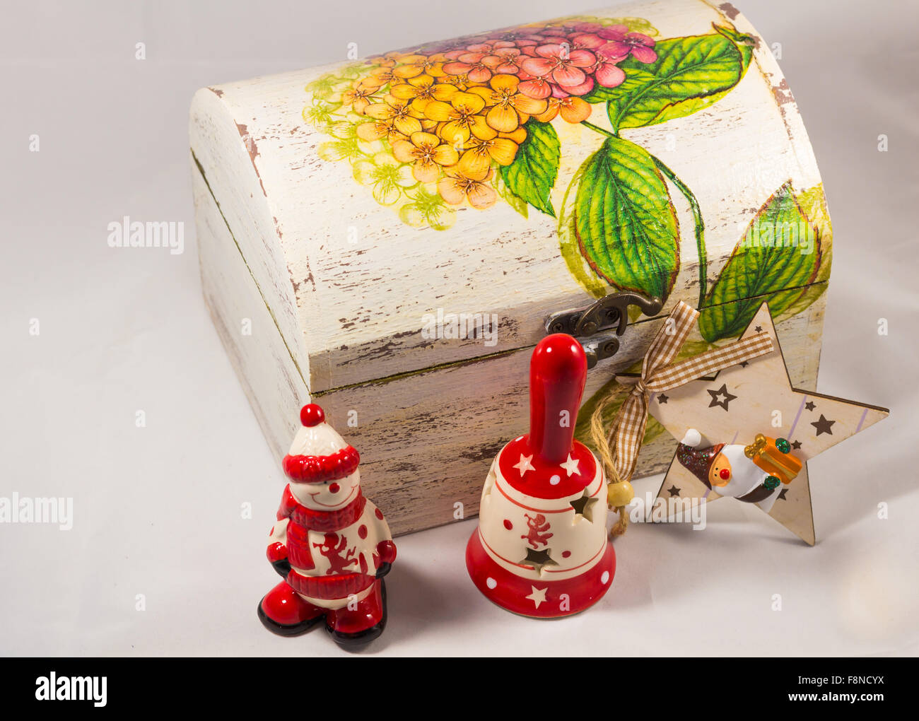 Bonhomme de neige, père noël star, Bell et boîte en bois, concept de Joyeux Noël et Bonne Année Banque D'Images