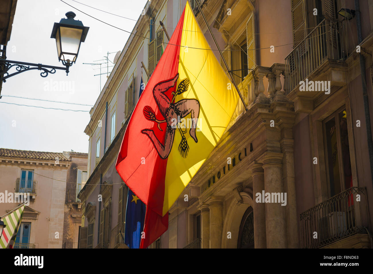 Sicile trinacria, vue d'un drapeau en dans le centre de Catane portant la Trinacria, le symbole de la Sicile. Banque D'Images