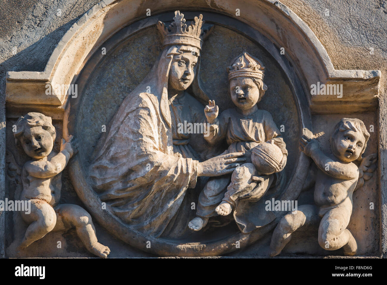 Madonna Sicile, vue d'une niche sur le mur extérieur de la cathédrale de Catane contenant les figures d'une Madonna et de son enfant. Banque D'Images