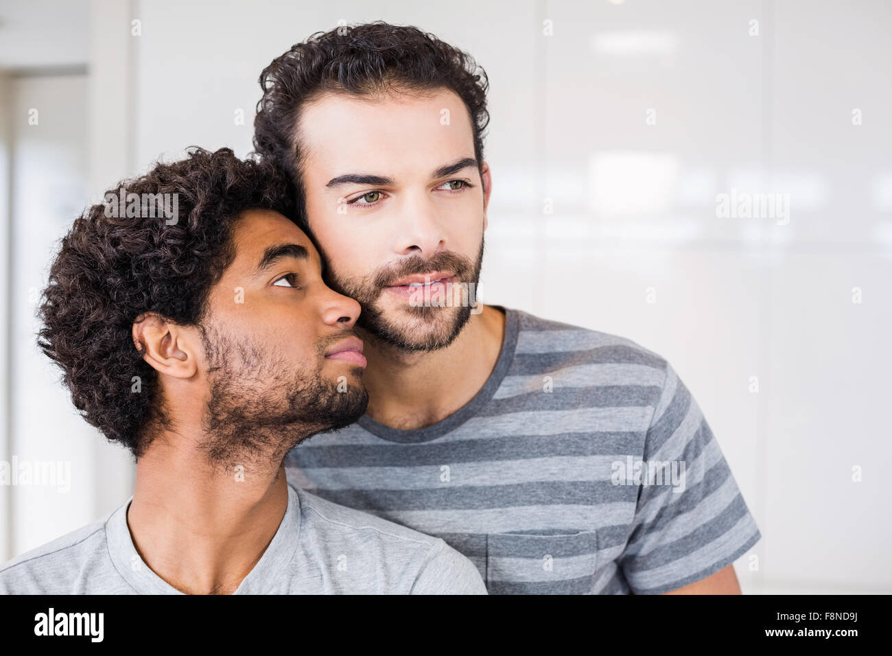 Heureux couple gay dans la cuisine Banque D'Images