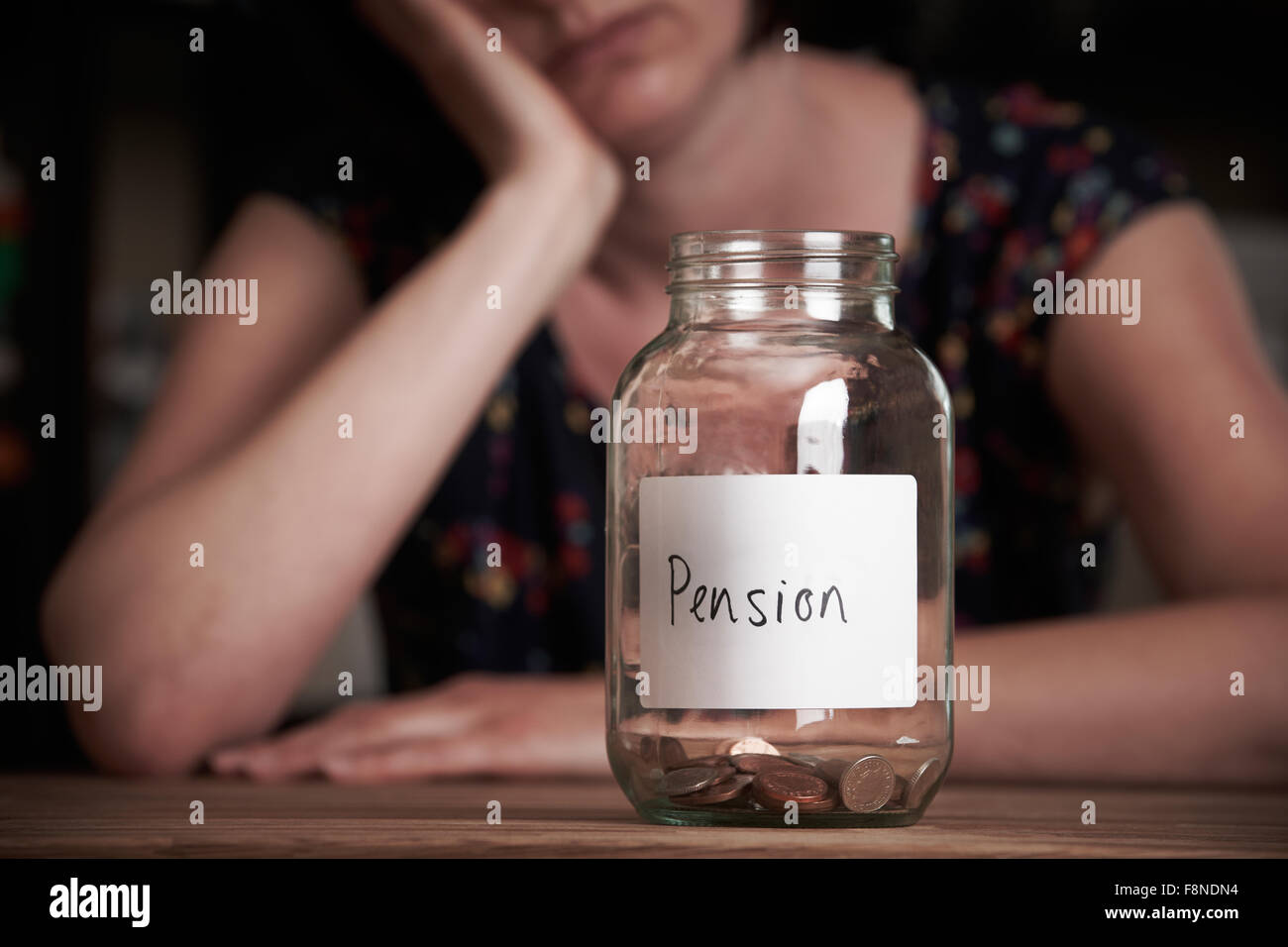 Femme appuyée à la pension au pot étiqueté vide Banque D'Images