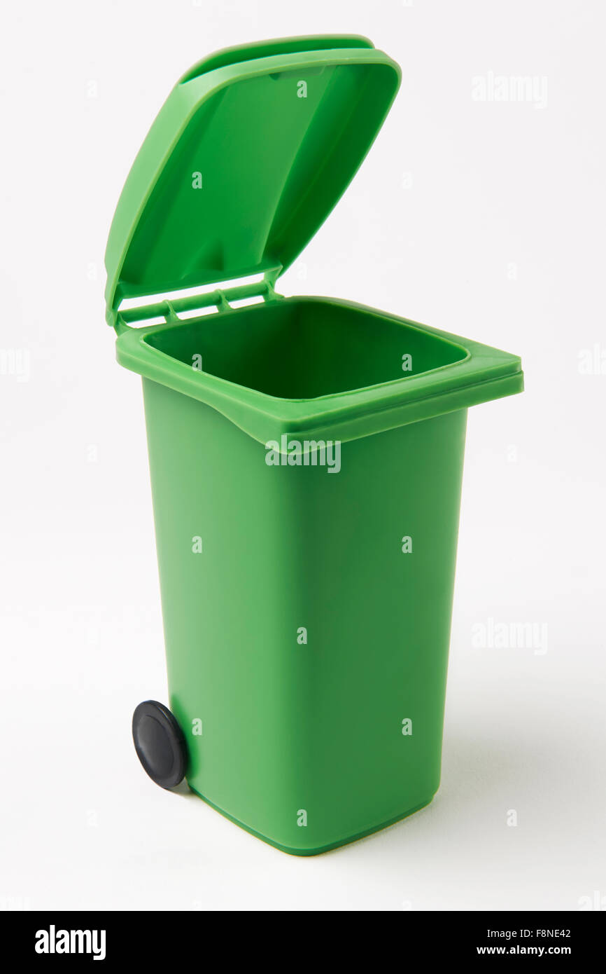 Bac de recyclage vert sur fond blanc Banque D'Images