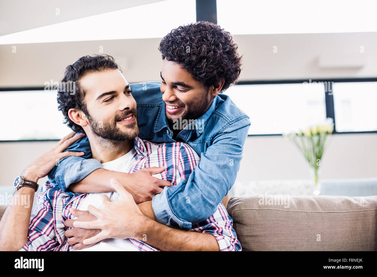 Heureux couple hugging and smiling at each other Banque D'Images
