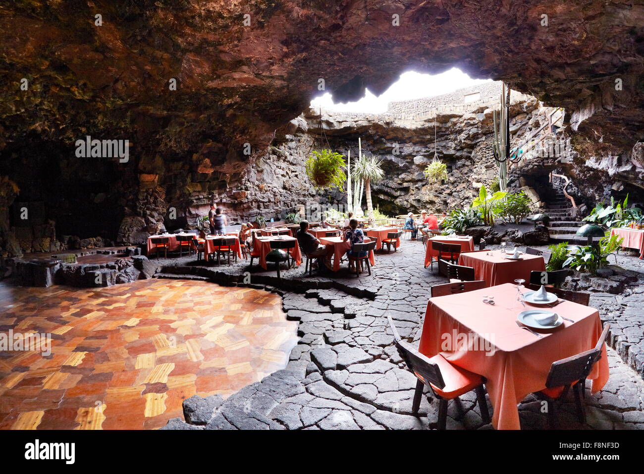 L'île de Lanzarote, Jameos del Aqua, restaurant dans la grotte volcanique, l'Espagne, Îles Canaries Banque D'Images