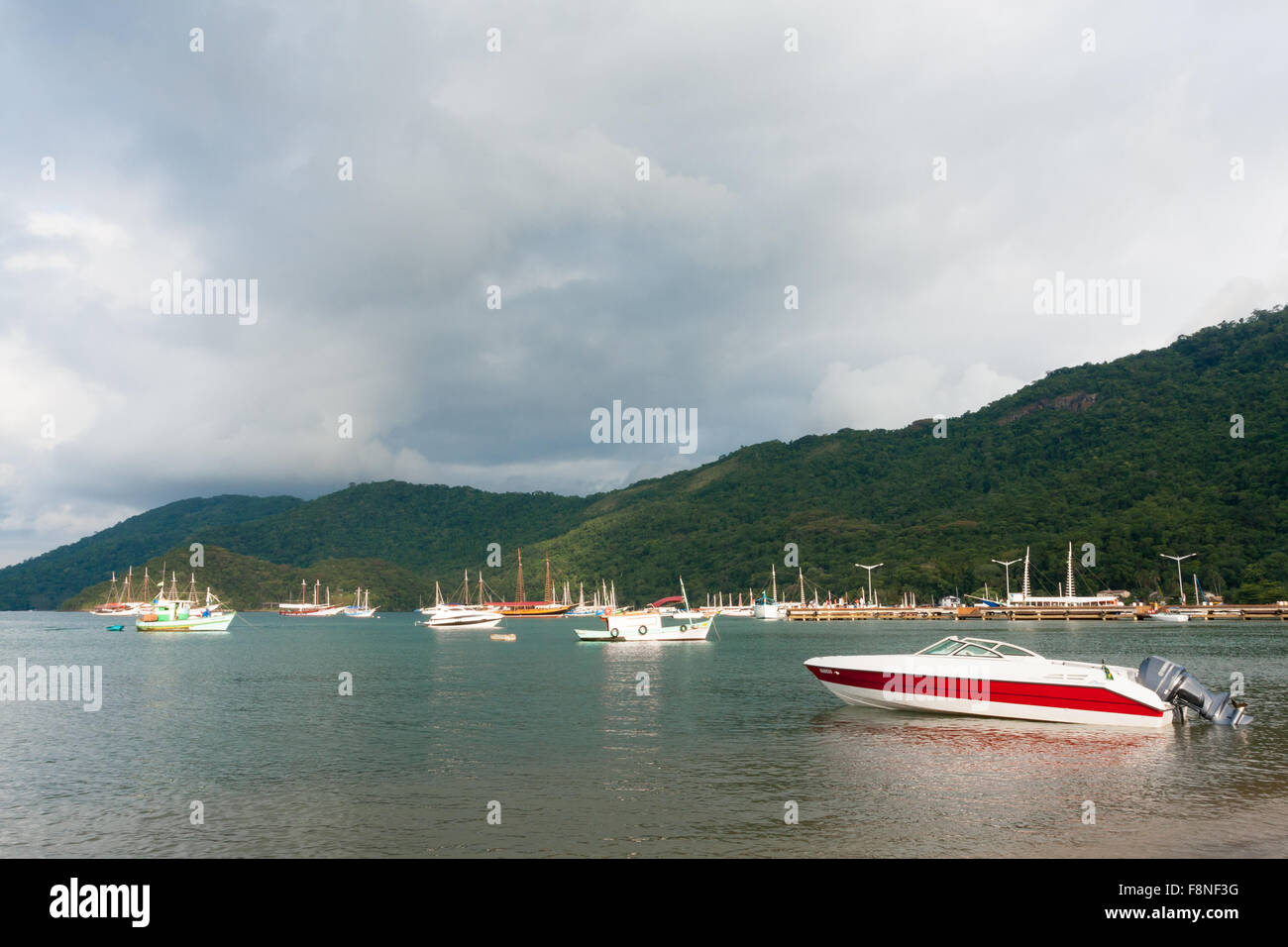 Les bateaux à voile et bateaux ancrés dans la baie de Vila do Abraao (Abraao Village), Ilha Grande, Angra dos Reis, Rio de Janeiro, Brésil Banque D'Images