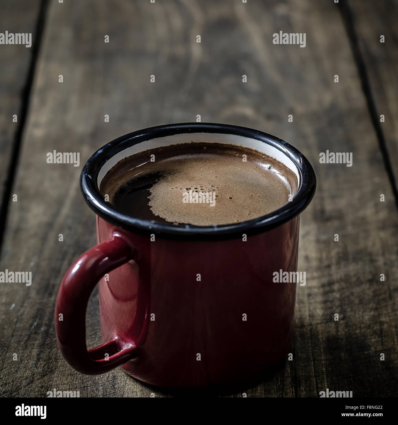 Tasse de café rouge sur la surface en bois, Close up Banque D'Images