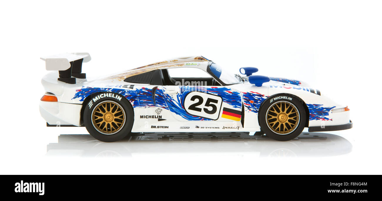 Porsche 911 GT1 sur un fond blanc, la Porsche 911 GT1 a remporté les 24 Heures du Mans en 1998 Banque D'Images