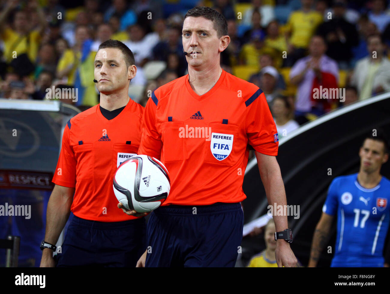 Kiev, UKRAINE - septembre 8, 2014 : Arbitre Craig Thomson de l'Écosse (C) et son assistant Alan Mulvanny (L) rendez-vous à la hauteur bef Banque D'Images