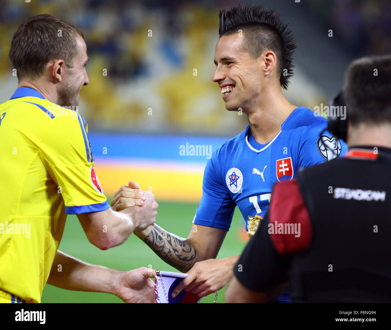 Kiev, UKRAINE - septembre 8, 2014 : Olexandr Kucher d'Ukraine se serrer la main avec Marek Hamsik de la Slovaquie pendant leurs éliminatoires de l'EURO 2 Banque D'Images