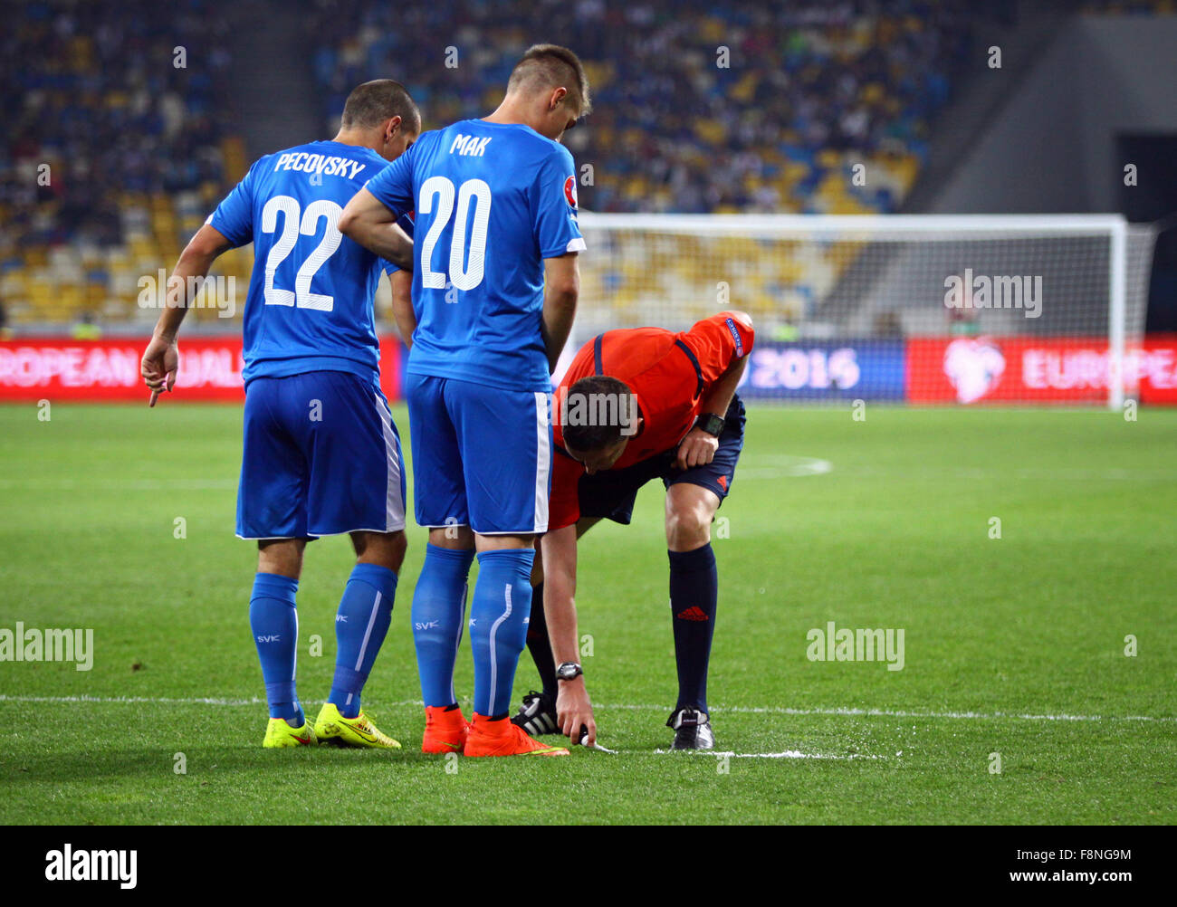 Kiev, UKRAINE - septembre 8, 2014 : Arbitre Craig Thomson de l'Ecosse utilise la mousse de fuite pendant l'UEFA EURO 2016 match de qualification entre l'Ukraine et la Slovaquie Banque D'Images