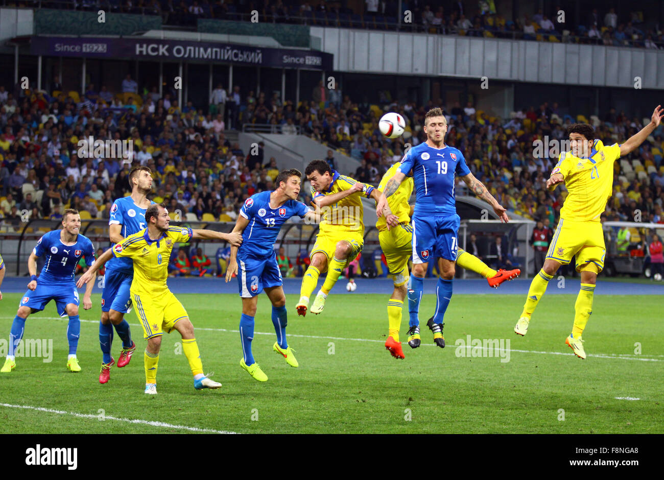 Kiev, UKRAINE - septembre 8, 2014 : Les joueurs de l'Ukraine (en jaune) lutte pour une balle avec les joueurs slovaques pendant leurs éliminatoires de l'EURO Banque D'Images